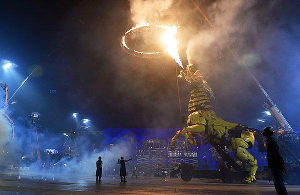 2. Kuş Yuvası Ulusal Stadyumu ile Su Küpü arasındaki alanda ateş püsküren Fransız yapımı mekanik ejderha-at olan "Uzun Ma". Pekin. 19 Ekim