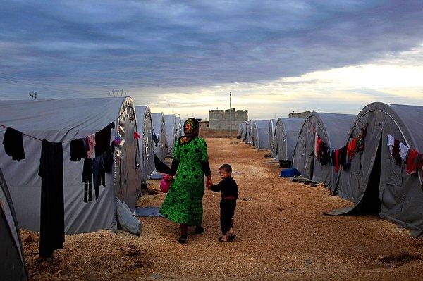 6. Mülteci kampındaki çadırlarına doğru yürüyen Kürt anne ve oğlu. Suruç, Şanlıurfa. 19 Ekim