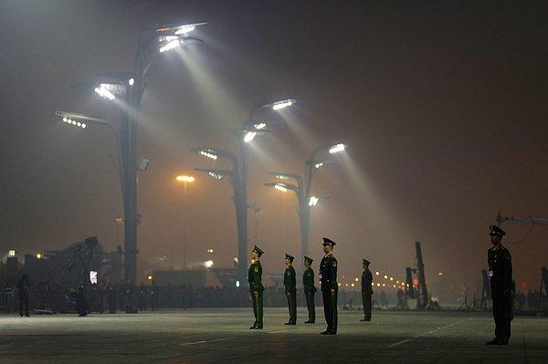 11. Puslu bir gecede "Uzun Ma" performansı için nöbet tutan polis memurları. Pekin, Çin. 19 Ekim