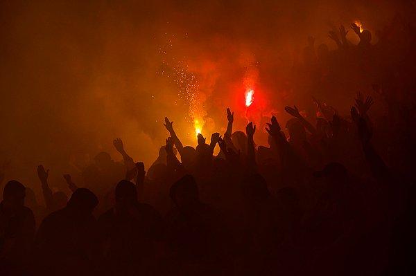 13. Belgrad Kızılyıldız takımına karşı takımları Partizan Belgrad'ı destekleyen taraftarlar. Belgrad, Sırbistan. 18 Ekim