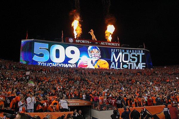 15. Mile High'daki Sports Authority Sahası'nda Denver Broncos ile San Francisco 49ers arasında düzenlenen Amerikan Futbol maçının ikinci çeyreğinde Denver Broncos'dan Peyton Manning'in kariyerinin 509. touchdown pası sonrası yapılan kutlama. Denver, Colorado, ABD. 19 Ekim