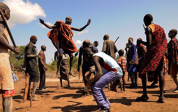 21. Dinka Kabilesi'ndeki sığır çobanlarının Rajaf Payam boyunca barış ve sağlık için düzenlenen dini ritüel sonrası yaptıkları geleneksel dans. Juba, Güney Sudan. 18 Ekim