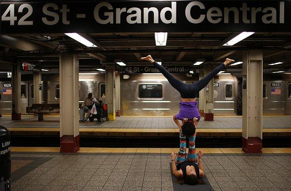 22. 42. Cadde altıdaki Grand Central İstasyonu'nda yoga ve akrobasinin karışımı olan "Akro-yoga" yapan Lauren Pallody (altta) and Bassam Kubba (üstte). New York, ABD. 23 Ekim