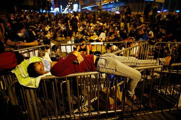 24. Bir barikat üzerinde uyuyan demokrasi yanlısı protestocu. Hong Kong, Çin. 20 Ekim