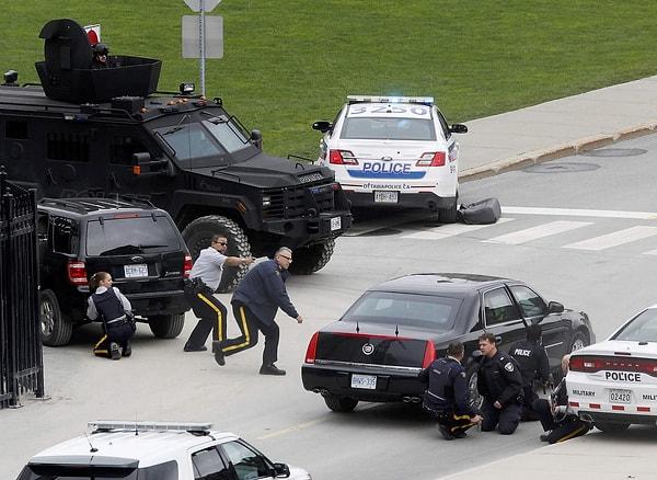 35. Parliament Hilll yakınında ateş açılması sonrası siper alan polisler. Ottawa, Kanada. 22 Ekim