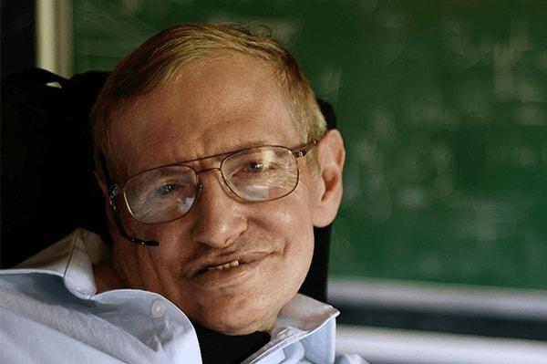 162 IQ'ya sahip olan genç kız Hawking'le ilk kez doktoru sayesinde tanıştı.