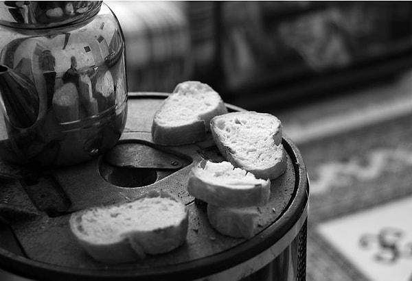 14. Pazar kahvaltılarında mutlaka ekmek kızartılır. Tereyağ sürülen ekmeğin üstünde sadece bir parıltı kalır ve afiyetle yenir.
