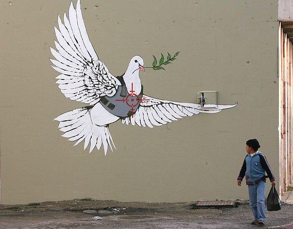 5. 2007 yılında Bethlehem'i ziyaret eden Banksy, şehri biraz canlandırmak ve turist sayısını arttırmak için 6 yeni eser yapmıştı.