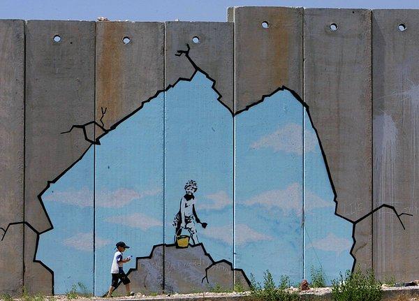 6. Filistin'i ziyaret eden Banksy, mutlu bir geleceğe dair umutların korunması gerektiğini simgeleyen bu çalışmayı yapmıştı.