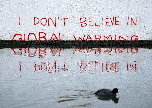 9. Londra'da bulunan Regent Kanalı'nın duvarında, küresel ısınma hakkında yapılan saçma yorumlar ile dalga geçiliyor.