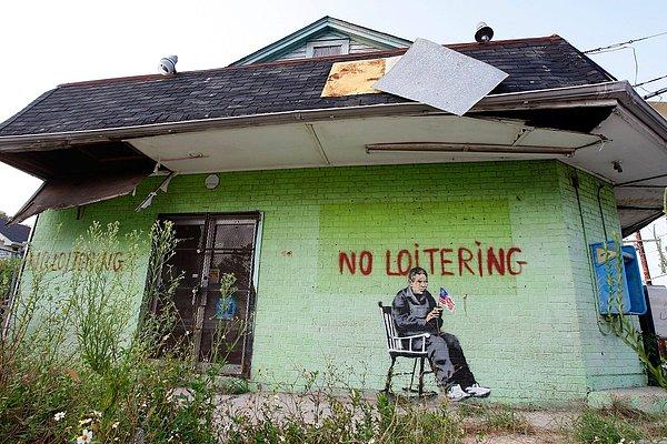11. 2008 yılında, Katrina Kasırgası'nın yıl dönümü için New Orleans'ı ziyaret eden Banksy, arkasında bu eseri bırakmıştı.