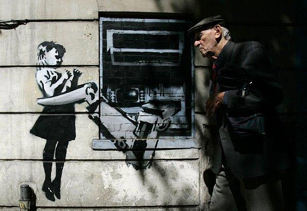 17. Banksy'nin dünyasında, küçük kızlar bazen ATM'ler tarafından yenilebiliyor.