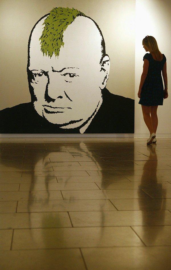 19. Banksy'nin bazı eserleri sokaklardan alınıp, müzelere getirildi. Örneğin bu eser, 2007 yılında gerçekleştirilen "Warhol vs Banksy" isimli bir sergide kendine yer bulmuştu.
