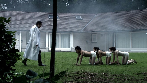 10. İnsan Kırkayak / The Human Centipede (2009)