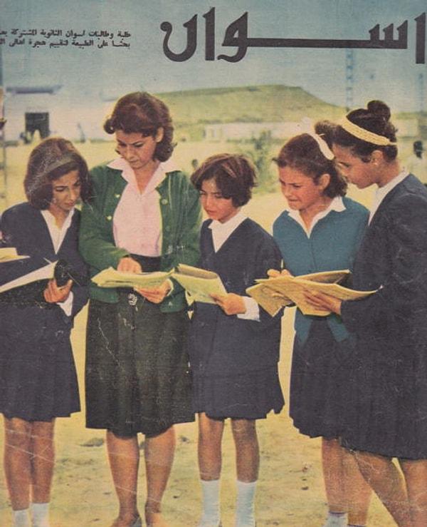 3. Okul etekleriyle öğretmenini dinleyen öğrencilerin, kızları okula gitmeye özendiren bir görüntüsü, 1966.