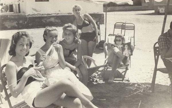 9. Sidi Bishr sahilinde vakit geçiren genç kadınlar, yıl 1959.