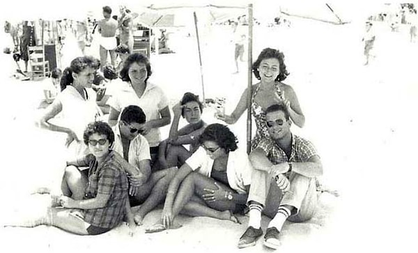 12. Sidi Bishr sahilinde bir araya gelen arkadaşlar, 1959.