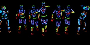 İçinde Tron Filminden Malzemeler Olan Muhteşem Dans Gösterisi