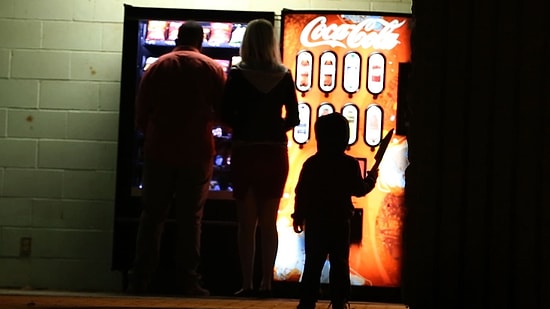 2 Yaşında Bir Çocuk Sizi Bıçak ile Kovalarsa Ne Tepki Verirdiniz? | Şaka İçerir