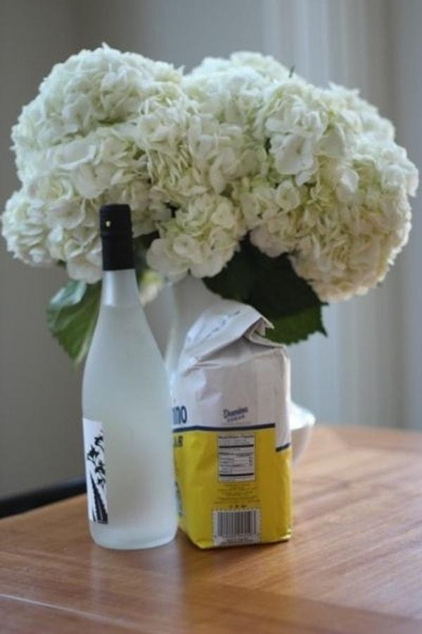 5. Çiçek buketlerinizin dibine bir miktar votka koyarak daha uzun süre canlı kalmalarını sağlayabilirsiniz.