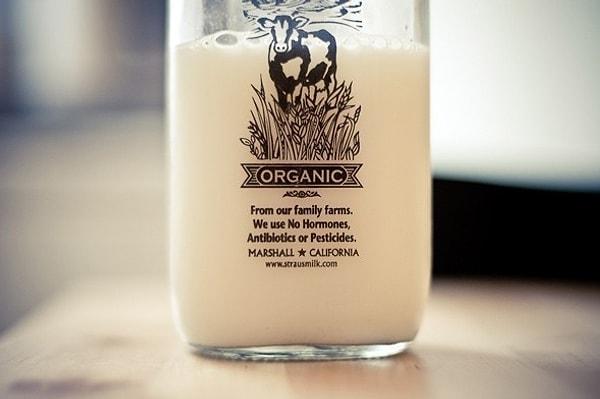 15. Taze sağılmış organik süt alın.