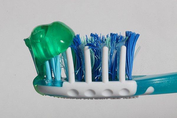 25. Dişlerinizi fırçalarken her seferinde bezelye büyüklüğünde diş macunu kullanın.