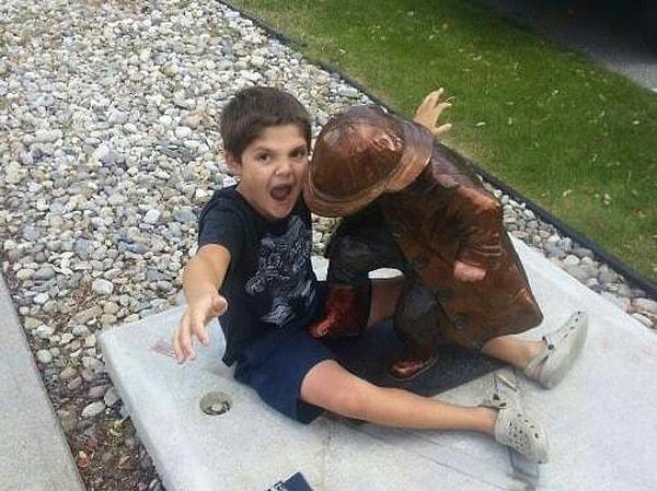 2. "Aaah baba bak heykel beni dövüyor"