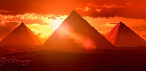 1. Piramit, kimin adına yapıldıysa, onun bulunduğu odaya,  doğduğu ve tahta çıktığı günler olmak üzere yılda sadece 2 kez güneş girmektedir.