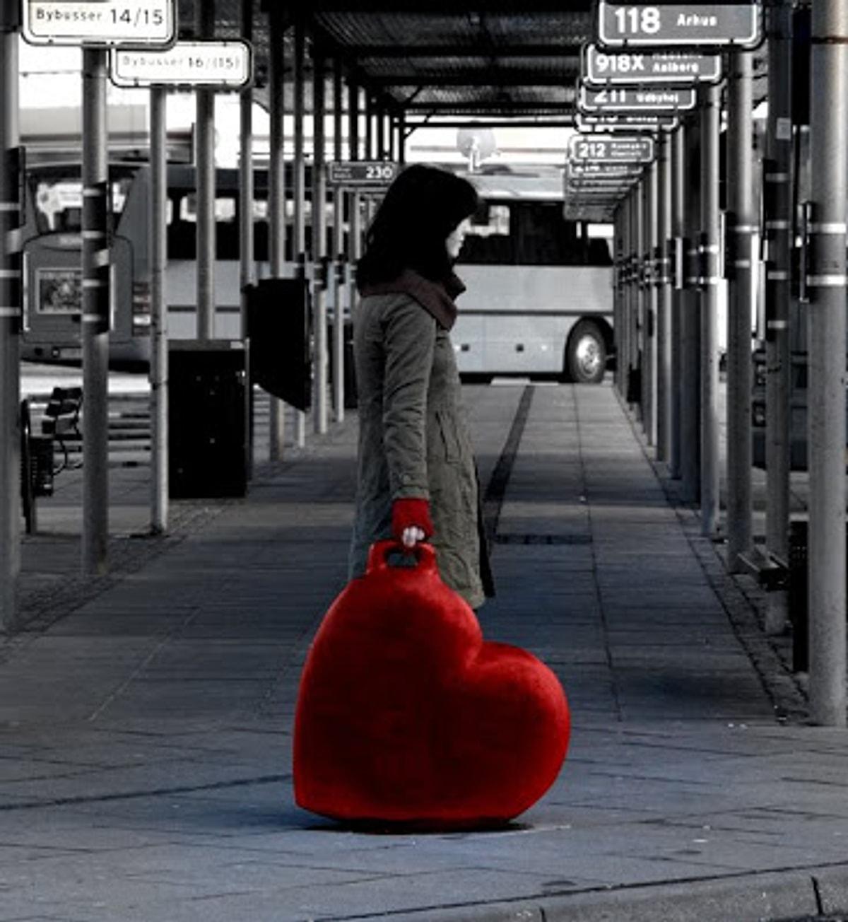 Статус про сердце. Одиночество сердце. Расставание сердце. Картинки про несчастную любовь.