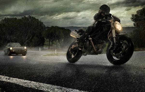 4. Araba erkeği yağmurdan korunur, motosiklet erkeği trafikten.
