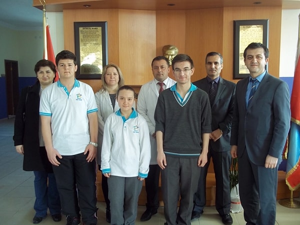 1. Öncelikle, biz burada her öğrencinin sahip olamadığı bir şeye sahibiz; bir aileye. Hepimiz birbirimizi tanırız ve samimiyizdir.