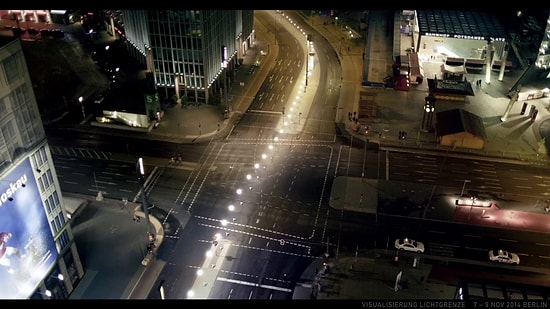 Berlin Duvarı’nın 25. Yıldönümü İçin 8.000 Işıklı Balonla Yapılan Enstalasyon