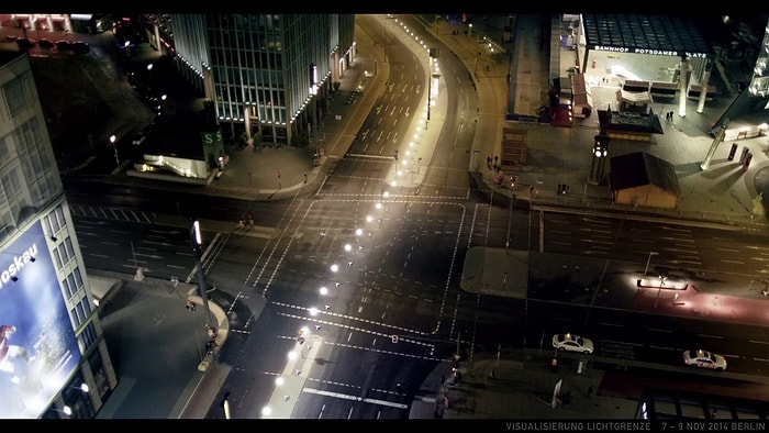 Berlin Duvarı’nın 25. Yıldönümü İçin 8.000 Işıklı Balonla Yapılan Enstalasyon