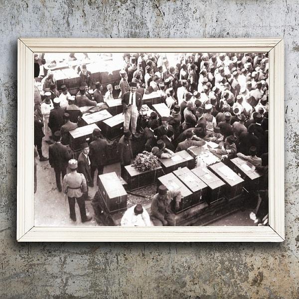 1) TBMM II. Dönem Milletvekili seçimleri... İstanbul Beyoğlu’nda oy sandıklarının toplandığı merkez. (1923)