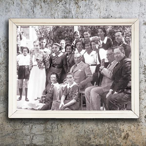 12) Atatürk, Gazi Orman Çiftliği’nde Ankara Kız Lisesi öğrencileriyle. Yanında yakın arkadaşları Nuri Conker ve Cevat Abbas Gürer. (1937)