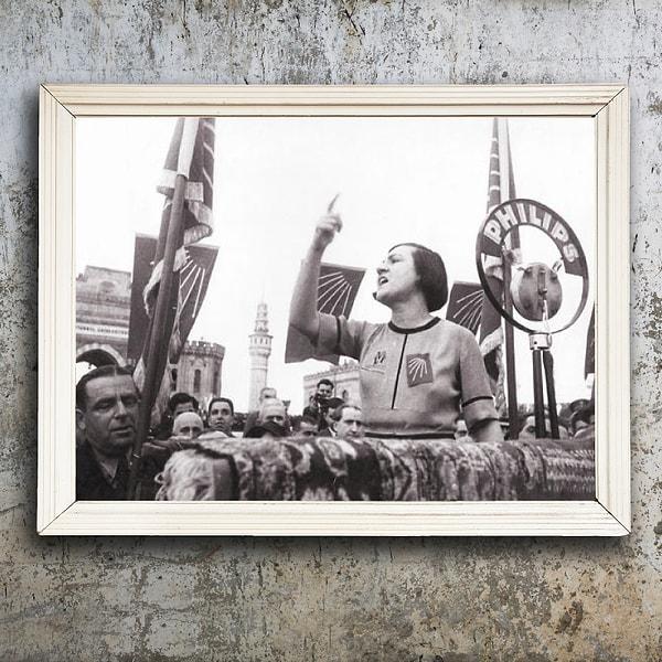 21) Meliha Avni Sözen, Beyazıt Meydanı’nda düzenlenen miting kürsüsünde konuşma yaparken. 1930’lu yıllar.