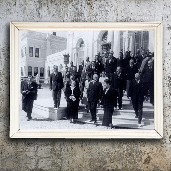 26) Cumhurbaşkanı Atatürk, Dolmabahçe Sarayı'nda açılan resim ve heykel sergisine gelirken. (20 Eylül 1937)