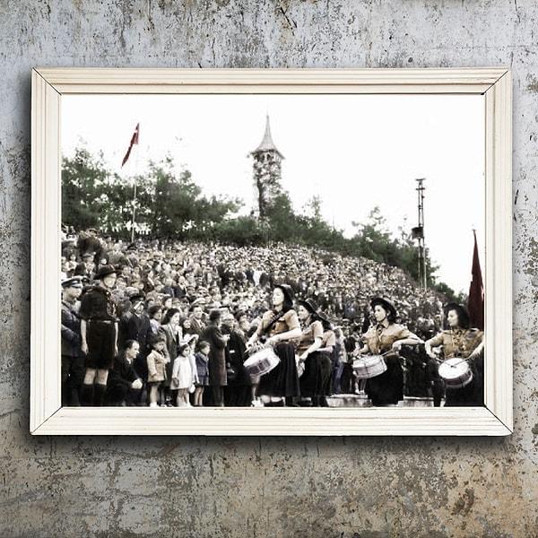 28) İzmit’te Milli bayram coşkusu... Saat Kulesi önünde toplanan İzmit halkı ve tören alanına giren izciler bandosunun trompet çalan kız.  (23 Nisan 1944)