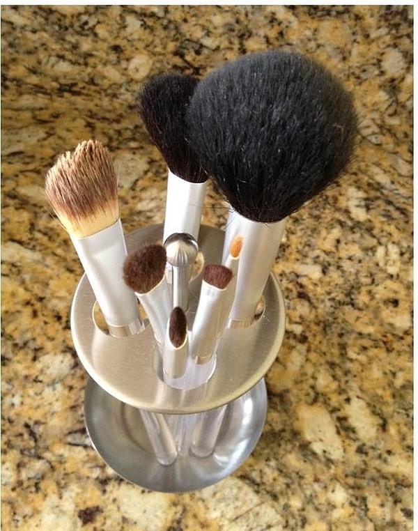 7. Makyaj fırçalarını diş fırçası kaplarında düzenli bir şekilde saklayabilirsin.