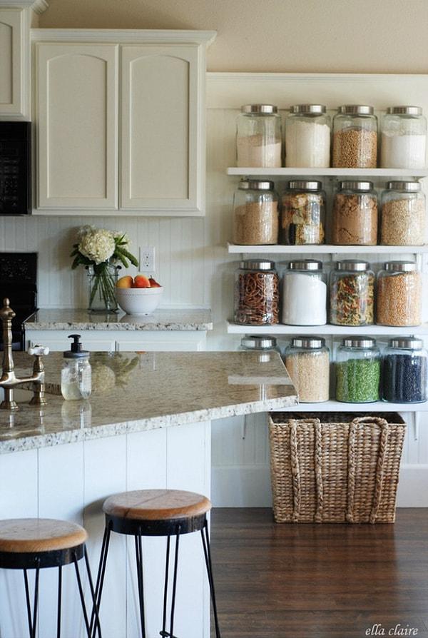12. Mutfakta kullandığın bütün baklagil,makarna ve atıştırmalıklarını büyük kavanozlara koyarak daha düzenli bir görünüm sağla.