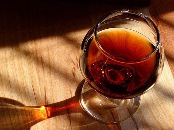 1. 'Brendi' sözcüğü Flemenkçe'de 'yanmış şarap' anlamına gelen 'brandewikn' sözcüğünden türemiştir.