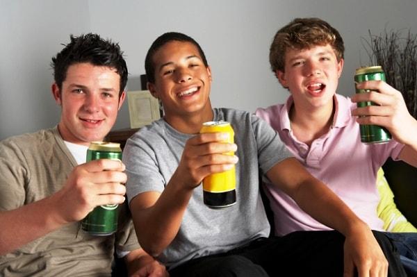 4. Yasal alkol tüketme yaşının en yüksek olduğu ülke Amerika Birleşik Devletleri'dir.