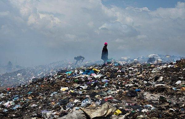 21. Agbogbloshie bölgesinde çöplüklerden oluşan tepecikler meydana gelmiş durumda.