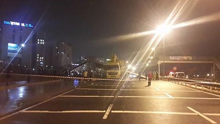 İstanbul'da TIR Üst Geçide Çarptı