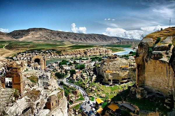 Kültür turizmine merakı olanlar için Yukarı Mezopotamya'nın tamamını içine alan Güneydoğu Anadolu şehirlerimizin her birisi birbirinden zengin kültür hazinelerine sahip. Güneydoğuya yolu düşenlere ve güneydoğuyu gezip görmek isteyenler için bir öneri listesi hazırladık. Bu yerleri ve daha fazlasını mutlaka gezmelisiniz.