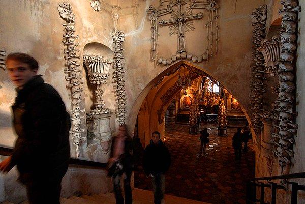 2. Ziyaretçiler Prag'ın 75km kadar doğusunda bulunan Kutma Hora'nın dış mahallelerinden biri olan Sedlec'teki Cemetary Chruch of All Saints adlı küçük şapele girerken,  14 Ocak 2007. Burası 14.yy civarında kurulmuş olsa da şu anki dekorasyonunu oluşturan kemikler 18.yy'dan kalmış olan yaklaşık 40,000 kadar insan kemiğinden yapılmış.