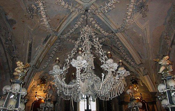 3. Sedlec Kilisesi'nde insan kemik ve kafataslarından yapılmış büyük kollu şamdan.