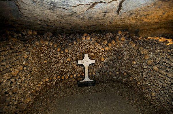 10. Kafatası ve kemikler Paris'in altındaki yeraltı mezarlarında istiflenmiş, Fransa, 14 Ekim 2014.Yakın zamanda Paris'teki yeraltı mezarlarında gündüz turlarına ek olarak gece turlarına da başlandı. 2 kilometrelik bir alana yayılmış yeraltı tünelleri, geçmiş yüzyıllardan 6 milyon Paris sakinin kalıntılarına ev sahipliği yapmakta ve burası zamanında kaçakçıların sığınağı da olmuş.