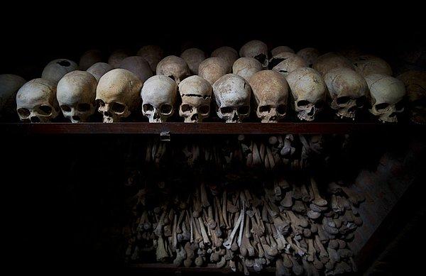 15. Olaylar sırasında kiliseye sığınan ve öldürülen kurbanların kemikleri yeraltı bölmelerinden birinde onların anısına raflar üzerinde dizilmişler, Nyamata, Rwanda, fotoğraflanma tarihi 4 Nisan 2014.