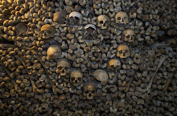 16. İnsan kafatası ve kemik kalıntıları Paris yeraltı mezarlarında istiflenmiş durumda, Fransa. 14 Ekim 2014.